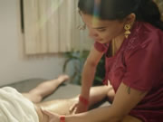 印度熟女在按摩時為男顧客提供快樂的精油按摩服務